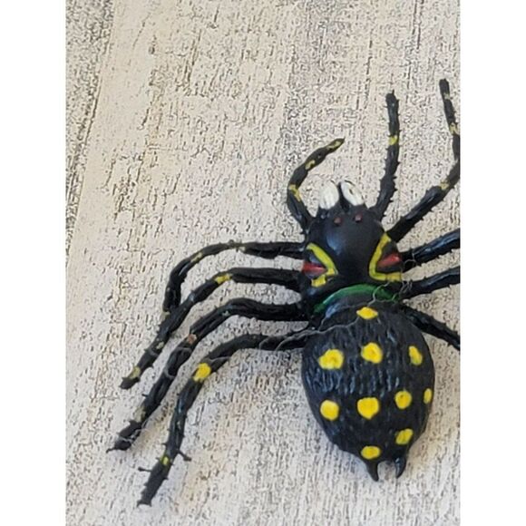 Yellow spotted spider tarantula scary bug toy figure - Picture 3 of 4